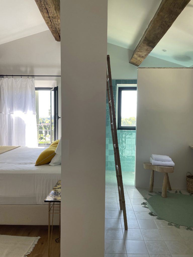 MAS ANGELOU I Chambres d'hôtes I Séjour I Maussanne-les-Alpilles I Provence I Alpilles I Piscine I hôtel I Jardin I hébergement I chambre colline I chambre village I salle de Bain I Parc régional I