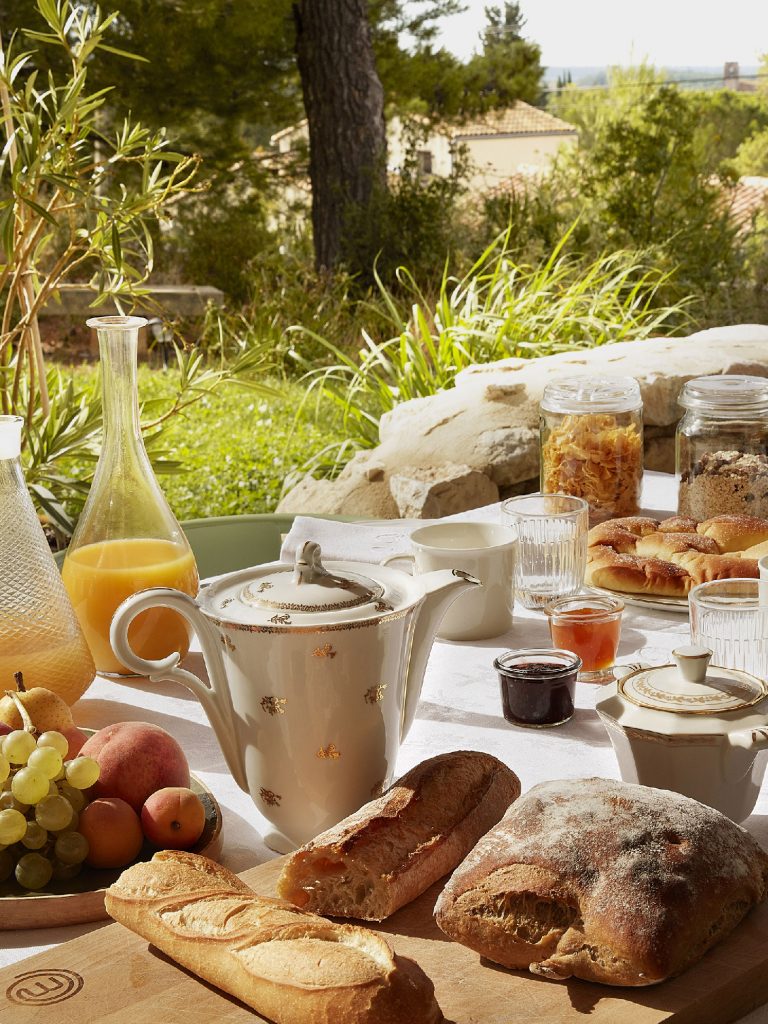 MAS ANGELOU I Chambres d'hôtes I Maussanne-les-Alpilles I Provence I Alpilles I Piscine I Séjour I hôtel I Jardin I Hébergement I chambre colline I salle de Bain I Parc Régional I Terrasse I petit déjeuner 8