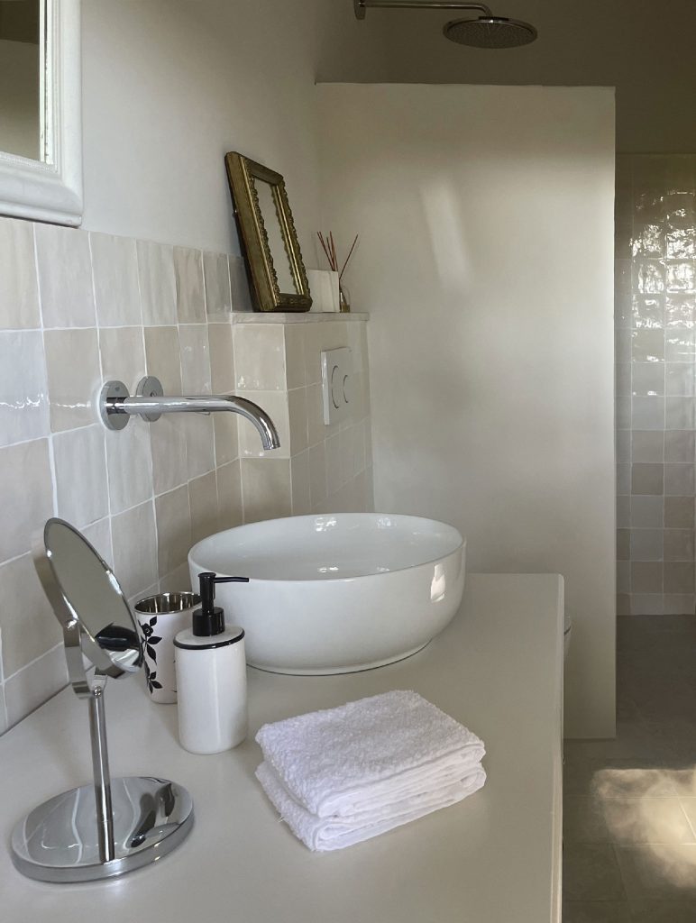 MAS ANGELOU I Chambres d'hôtes I Maussanne-les-Alpilles I Provence I Alpilles I Piscine I Séjour I hôtel I Jardin I Hébergement I Studio I salle de Bain I Parc Régional I