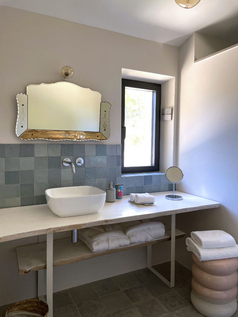 MAS ANGELOU I Chambres d'hôtes I Maussanne-les-Alpilles I Provence I Alpilles I Piscine I Séjour I hôtel I Jardin I Hébergement I chambre colline I salle de Bain I Parc Régional I