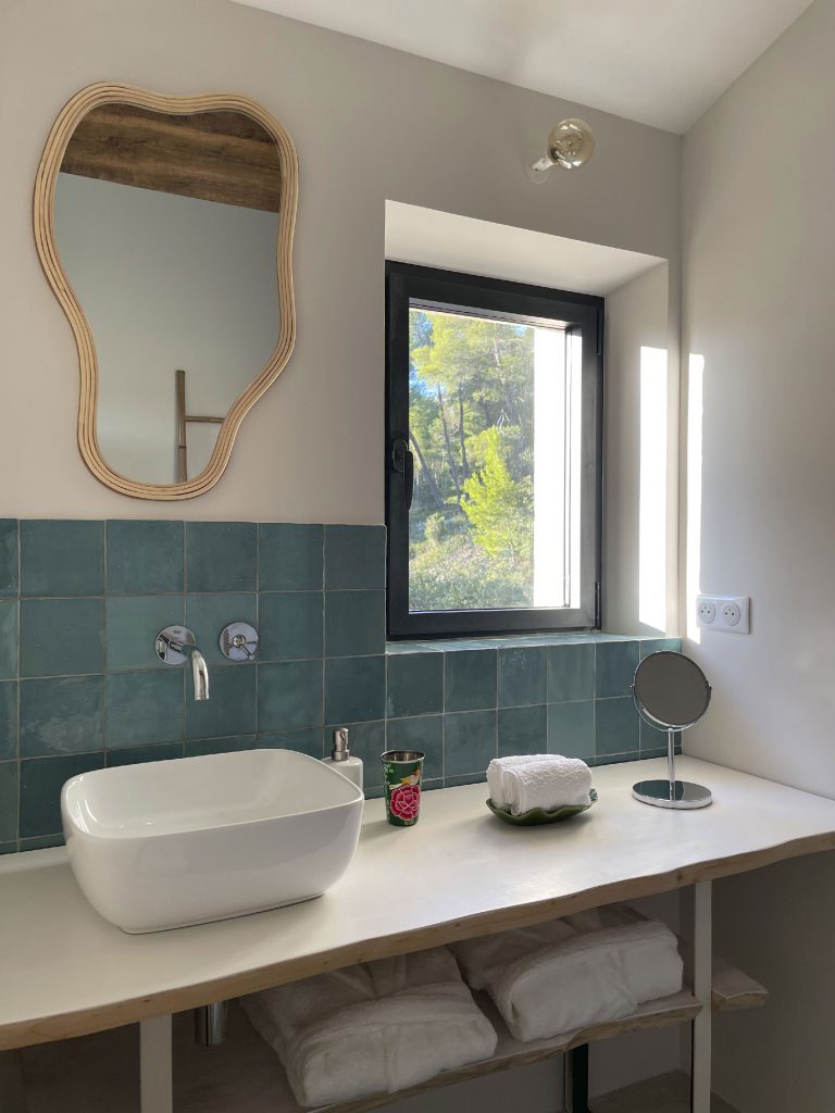 MAS ANGELOU I Chambres d'hôtes I Séjour I Maussanne-les-Alpilles I Provence I Alpilles I Piscine I Pool I hôtel I Jardin I hébergement I Parc régional I chambre village I salle de Bain I