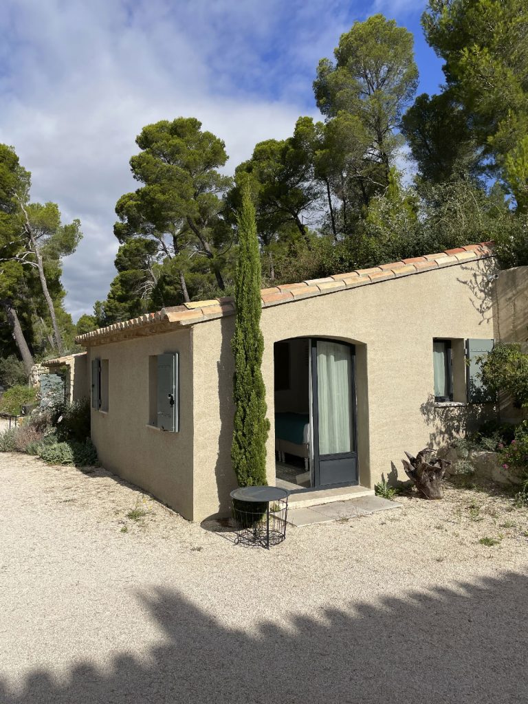 MAS ANGELOU I Chambres d'hôtes I Maussanne-les-Alpilles I Provence I Alpilles I Piscine I Séjour I hôtel I Jardin I Hébergement I Studio I salle de Bain I Parc Régional I